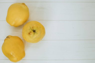 Metin için bir yeri olan hafif bir arkaplan üzerinde quince 