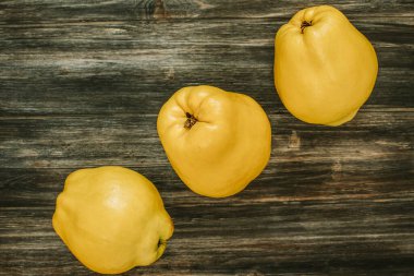 Koyu bir ahşap arka planda ayva 