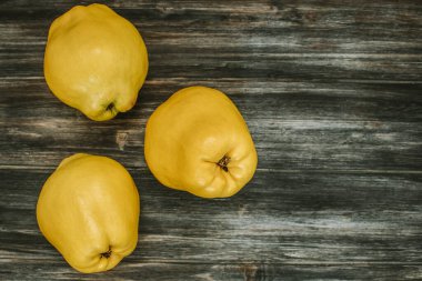 Koyu bir ahşap arka planda ayva 