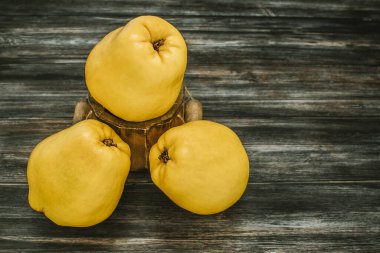 Koyu bir ahşap arka planda ayva 