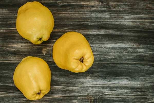 Koyu bir ahşap arka planda ayva 