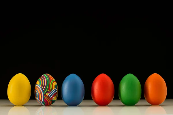 Paskalya yumurtaları ve Paskalya tavşanı. El yapımı iş. Site için arkaplan.