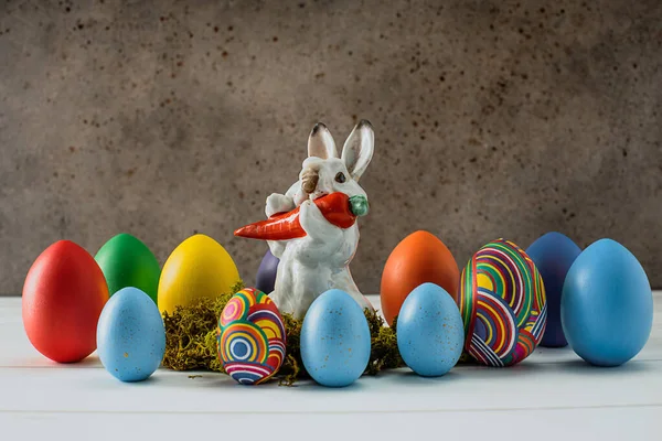 Paskalya yumurtaları ve Paskalya tavşanı. El yapımı iş. Site için arkaplan.