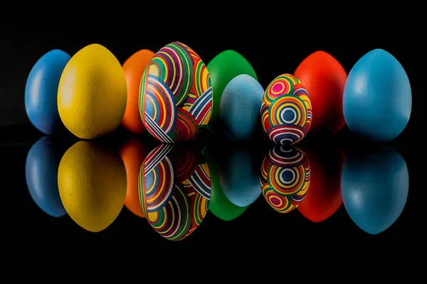 Paskalya yumurtaları ve Paskalya tavşanı. El yapımı iş. Site için arkaplan.