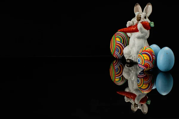 Paskalya yumurtaları ve Paskalya tavşanı. El yapımı iş. Site için arkaplan.