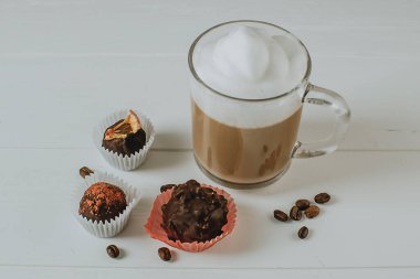 Kahvaltıda bir fincan kremalı ve çikolatalı kahve. 