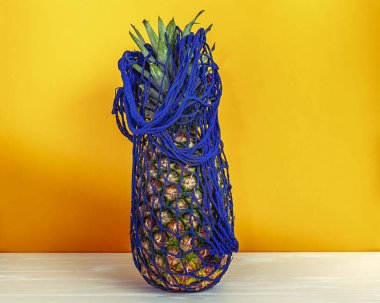Turuncu arka planda bir ızgarada ananas