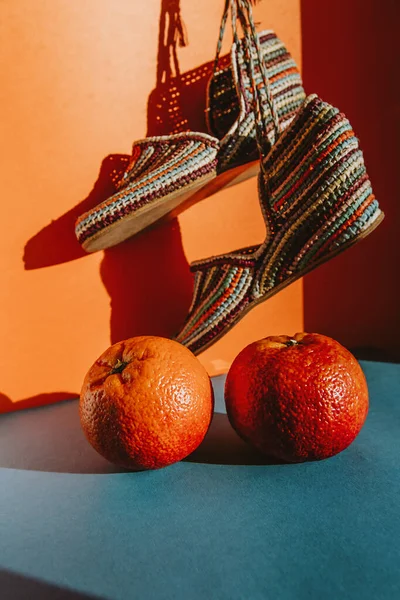 Renkli bir arkaplanda Sicilya ve Fas olgun portakalları 