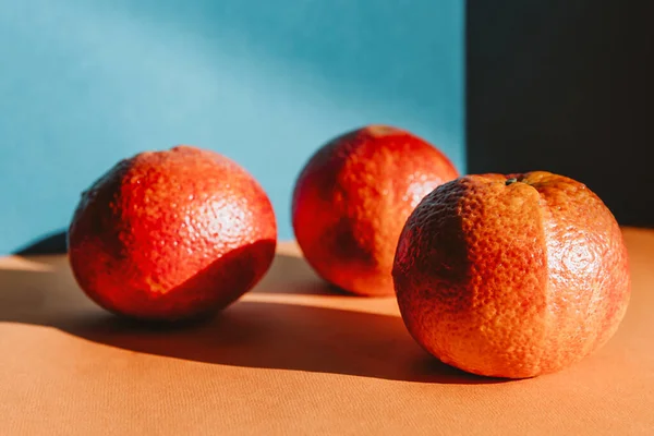 Renkli bir arkaplanda Sicilya ve Fas olgun portakalları 