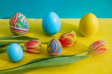Paskalya yumurtaları ve Paskalya tavşanı. Metin için yer var. Site için arkaplan