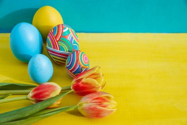 Paskalya yumurtaları ve Paskalya tavşanı. Metin için yer var. Site için arkaplan