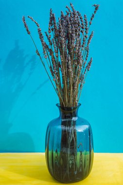 Durgun bir hayat. Vazodaki kır çiçekleri. Reklam konsepti