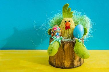 Paskalya yumurtaları ve Paskalya tavşanı. Metin için yer var. Site için arkaplan