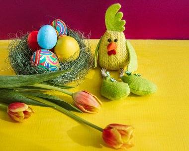 Paskalya yumurtaları ve Paskalya tavşanı. Metin için yer var. Site için arkaplan