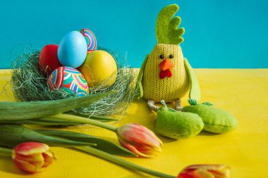 Paskalya yumurtaları ve Paskalya tavşanı. Metin için yer var. Site için arkaplan