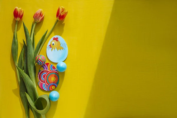 Paskalya yumurtaları ve Paskalya tavşanı. Metin için yer var. Site için arkaplan