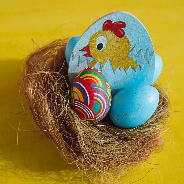 Paskalya yumurtaları ve Paskalya tavşanı. Metin için yer var. Site için arkaplan