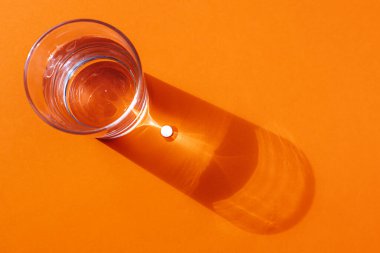 Turuncu arka planda farmakolojik hazırlıklar 