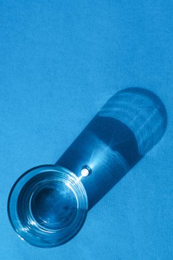 Mavi arka planda farmakolojik hazırlıklar 