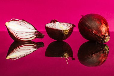 Renkli arkaplanda kırmızı soğan ve dilimler 