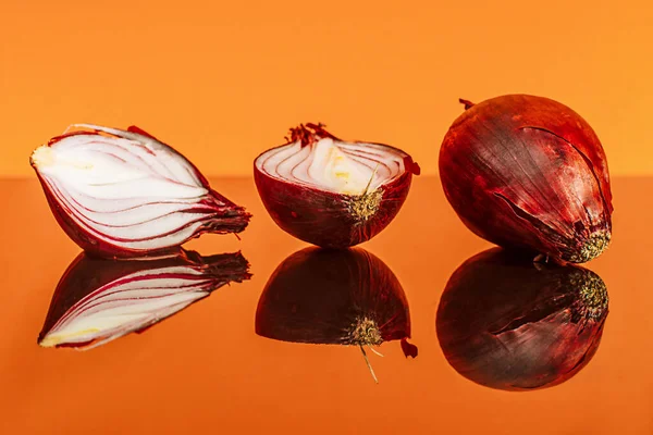 Renkli arkaplanda kırmızı soğan ve dilimler 