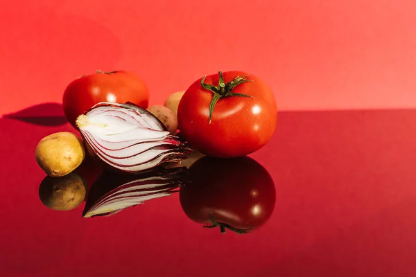 kırmızı soğanlar, domatesler ve patatesler. 
