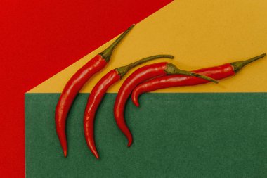 Renkli arkaplanda kırmızı biber ve metin altında bir yer 