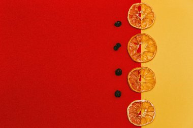 Renkli arka planda turuncu, portakal ve portakal dilimleri. Metnin altında bir yer var.