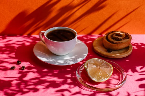 Bir fincan sade kahveyle siyah bir arka planda kahvaltı. 