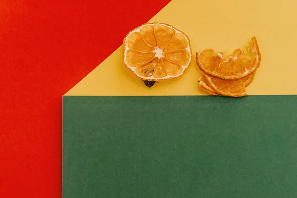 Renkli arka planda turuncu, portakal ve portakal dilimleri. Metnin altında bir yer var.