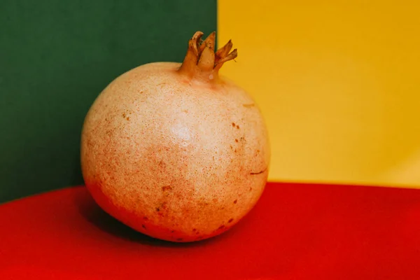 Renkli arkaplanda nar 