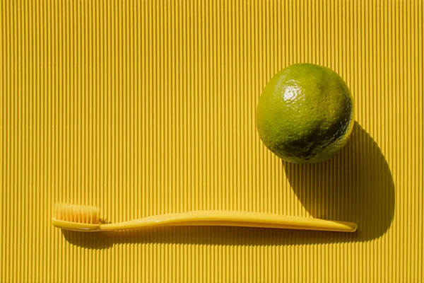 Dişleri renkli bir arkaplanda fırçalamak için diş fırçası ve metin altında bir yer