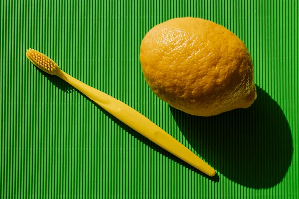 Dişleri renkli bir arkaplanda fırçalamak için diş fırçası ve metin altında bir yer