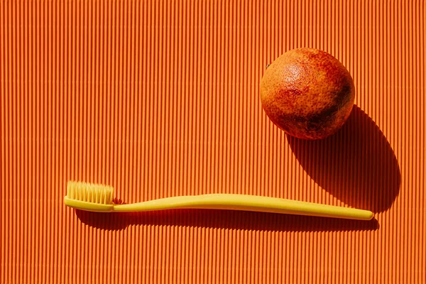 Dişleri renkli bir arkaplanda fırçalamak için diş fırçası ve metin altında bir yer