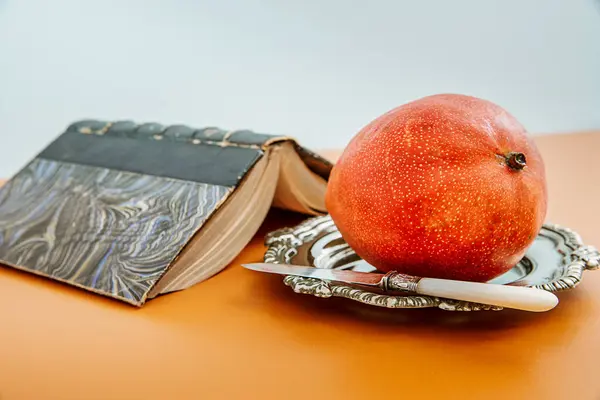 Renkli bir arka planda olgun bir mango. Meyve reklamı için uygun. 