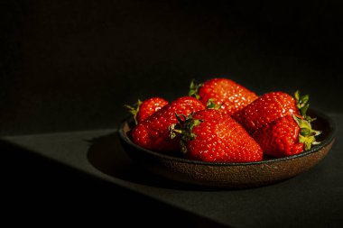 Tabakta taze çilek. Reklam için uygun. 
