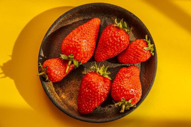 Tabakta taze çilek. Reklam için uygun. 