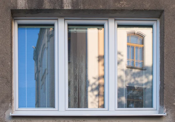 Neues Fenster mit altem Haus — Stockfoto