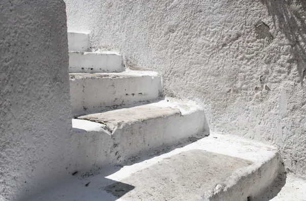 Weiße Treppe eines weißen Hauses — Stockfoto