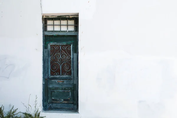 Grüne Tür in der weißen Wand — Stockfoto