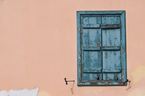 Ventana con obturador azul — Foto de Stock