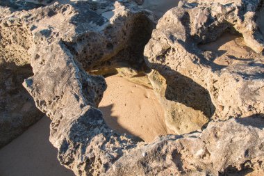 Kayalar Atlantik Okyanusu kıyısında