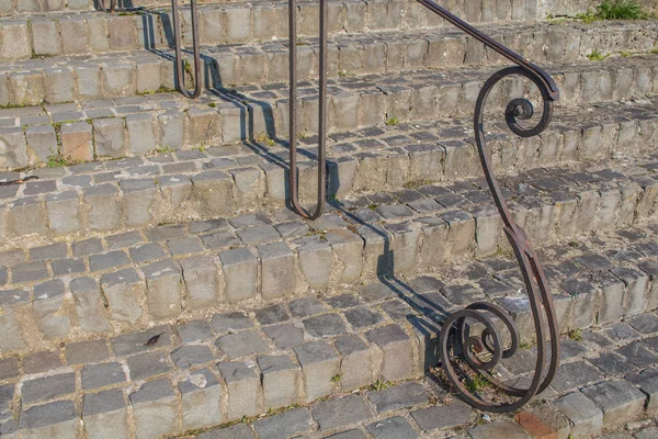 Каменная лестница и стильная железная ручка — стоковое фото