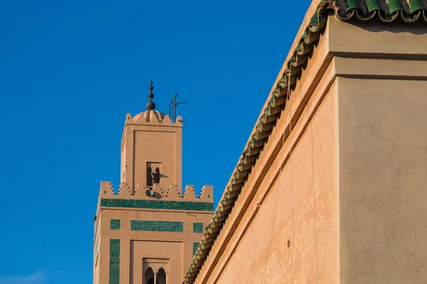 Marrakech, stå hög av en moské, Marocko — Stockfoto