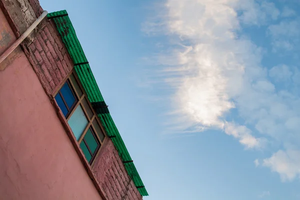 Marrakesch, Dach eines Hauses und Himmel. — Stockfoto