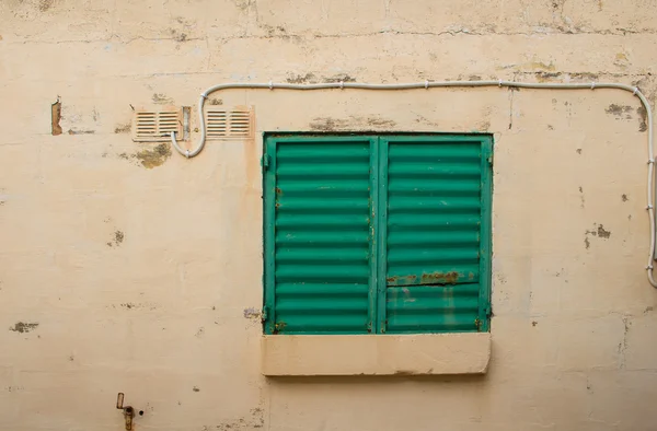 緑シャッターで覆われた窓と壁 — ストック写真