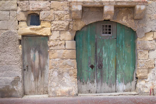 Grandes et petites portes anciennes — Photo