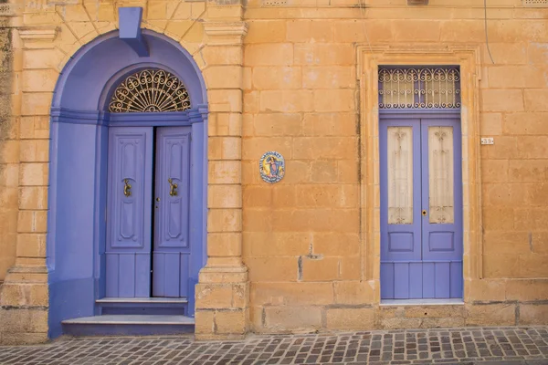 Violet deuren, eiland Malta — Stockfoto