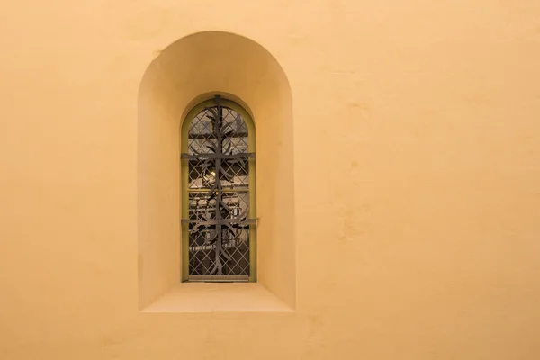 Окно с аркой, Мдина, Мальта — стоковое фото