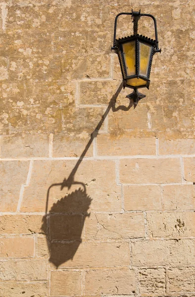 Antiguo farol y su sombra — Foto de Stock